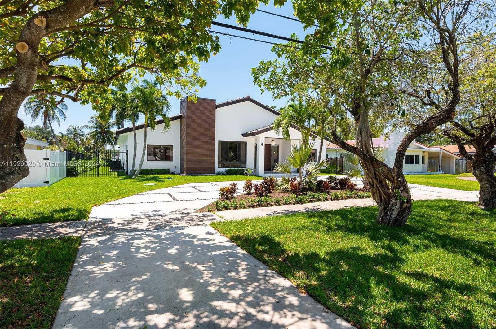Small Image of 2560 NORTH EAST 199TH ST, Miami Number 41