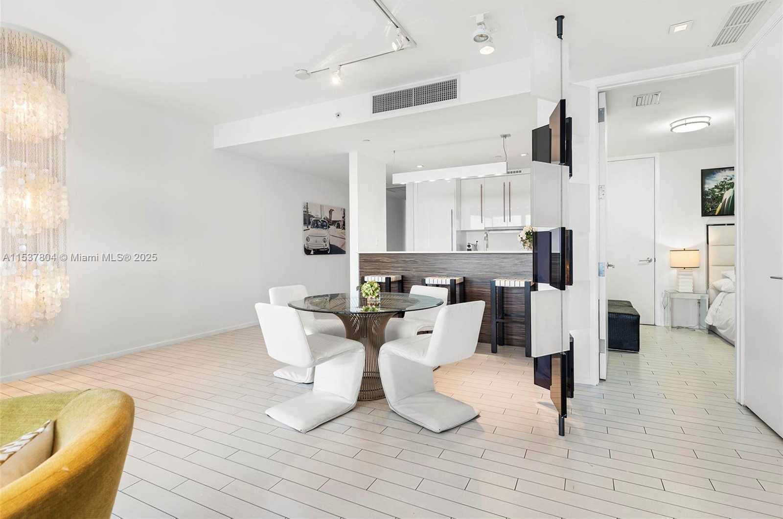 Small Image of 2201 COLLINS AVE #814, Miami Beach Number 4