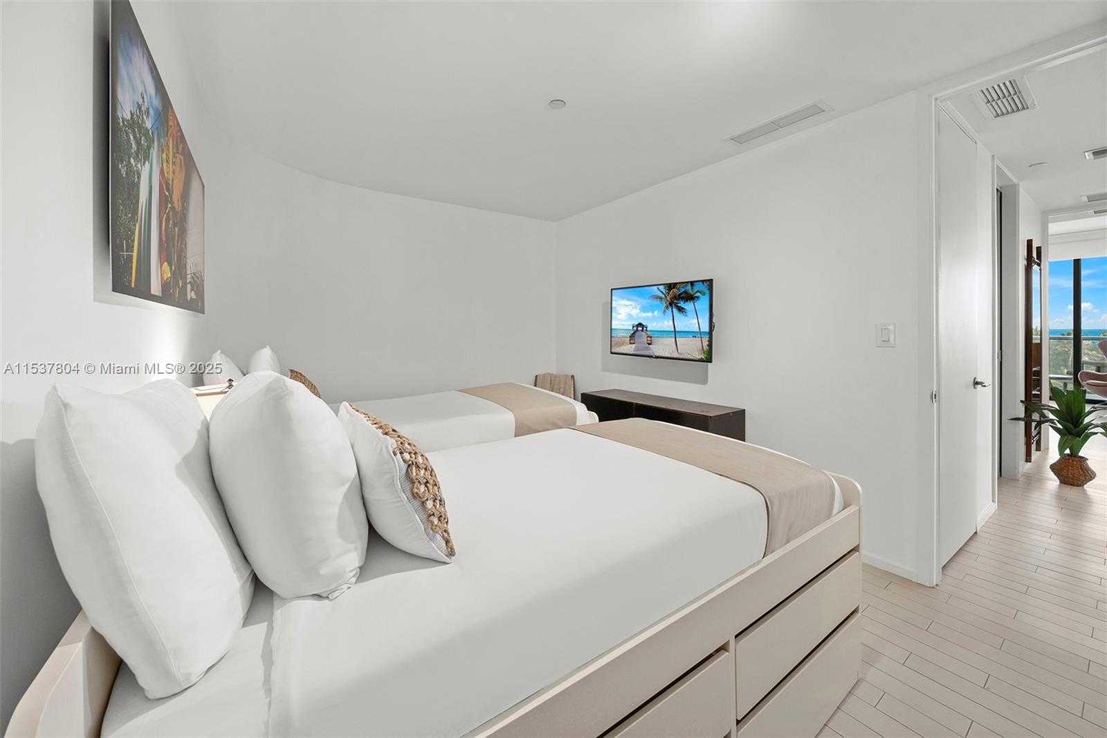 Small Image of 2201 COLLINS AVE #814, Miami Beach Number 5