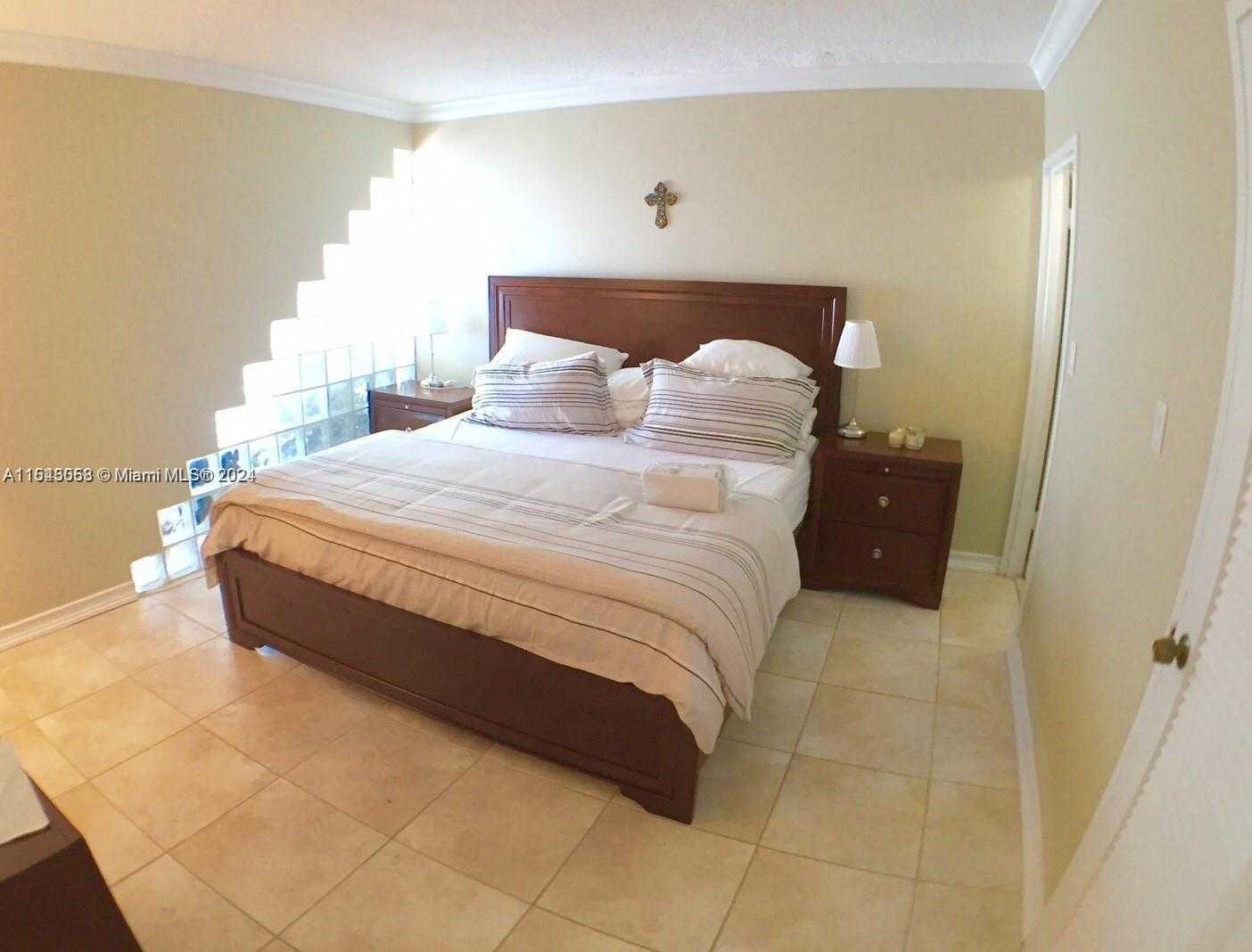Small Image of 5401 COLLINS AVE #712, Miami Beach Number 18