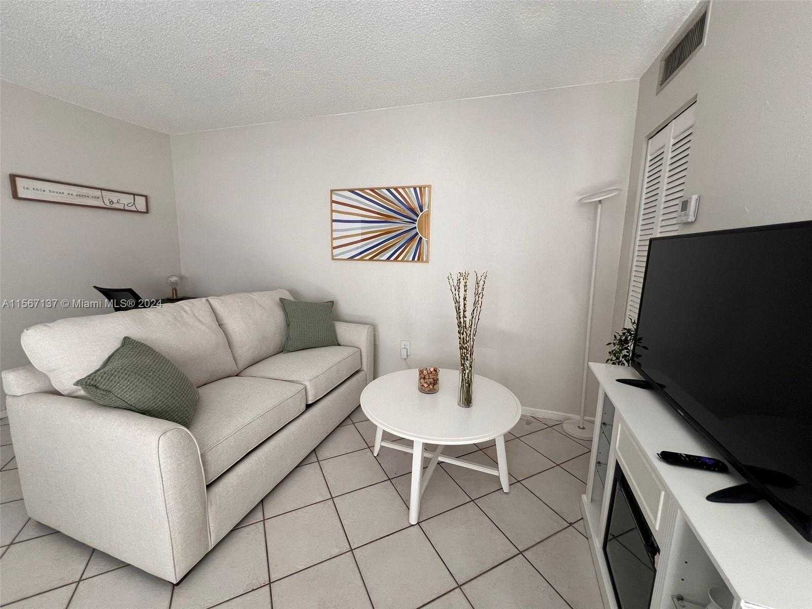 Small Image of 753 MICHIGAN AVE #3C, Miami Beach Number 2