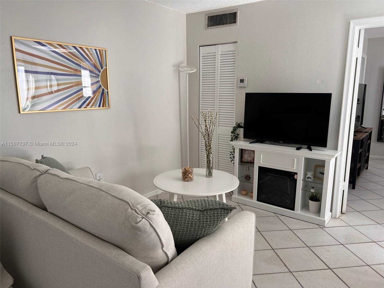 Small Image of 753 MICHIGAN AVE #3C, Miami Beach Number 4