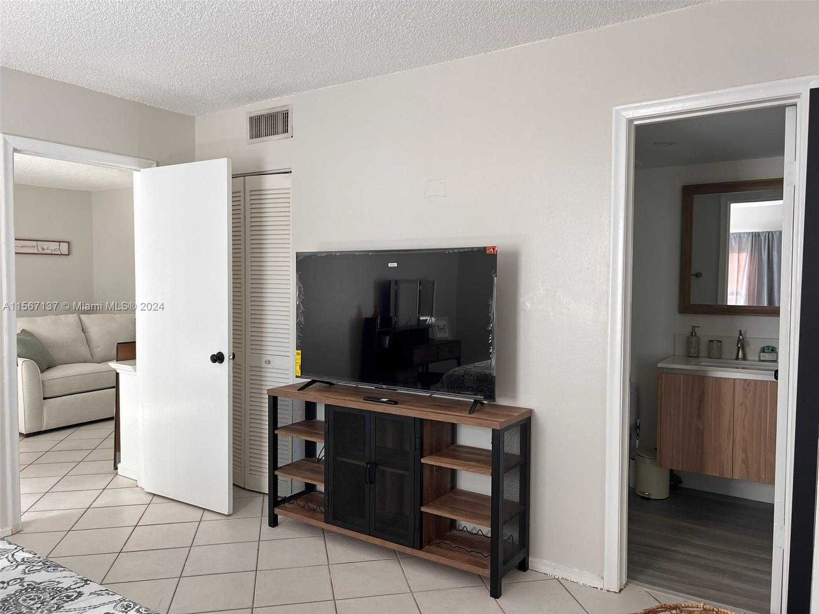 Small Image of 753 MICHIGAN AVE #3C, Miami Beach Number 5