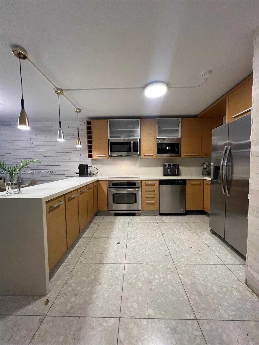 Small Image of 1331 LINCOLN RD #403, Miami Beach Number 3