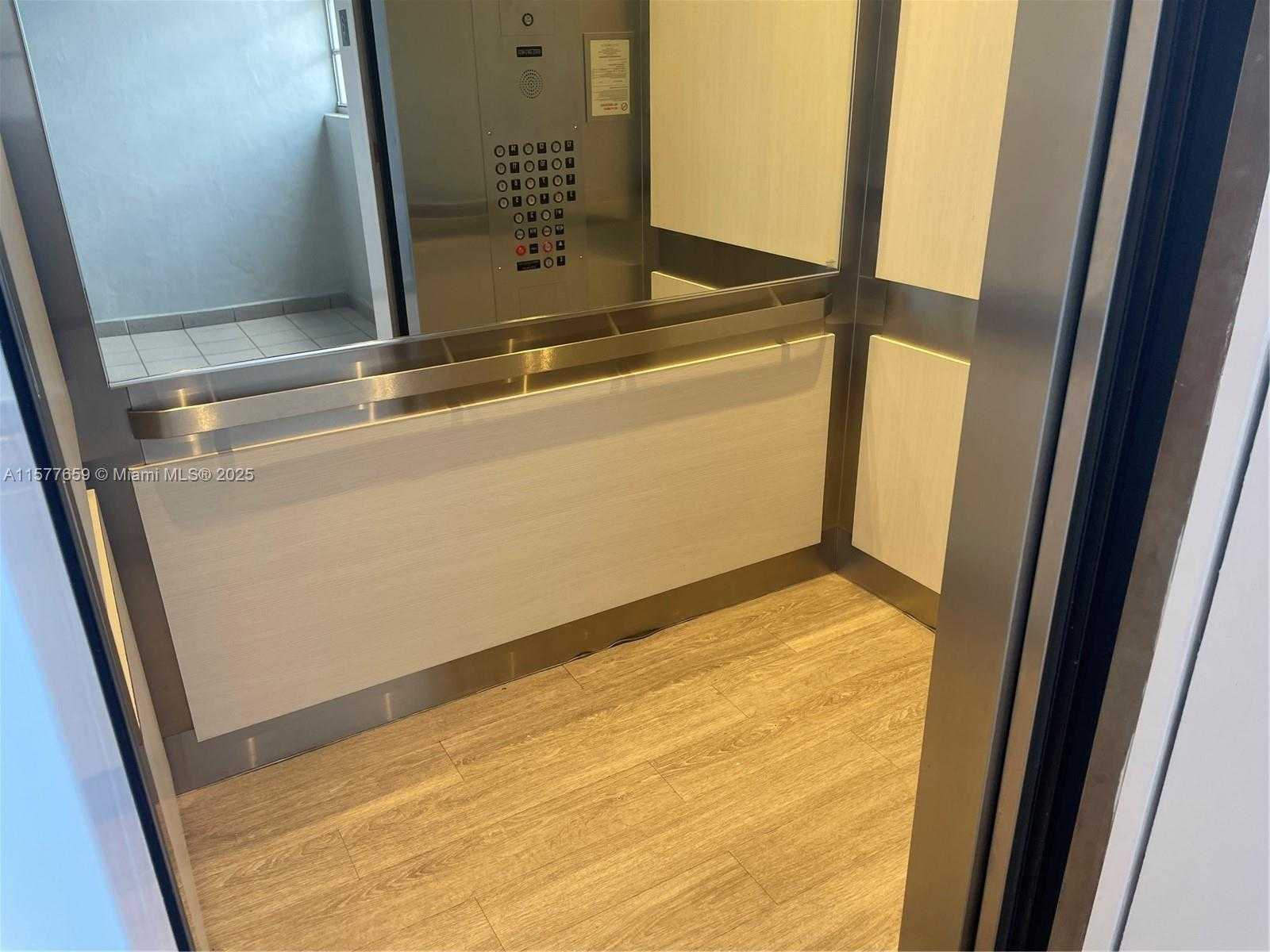 Small Image of 1331 LINCOLN RD #403, Miami Beach Number 35