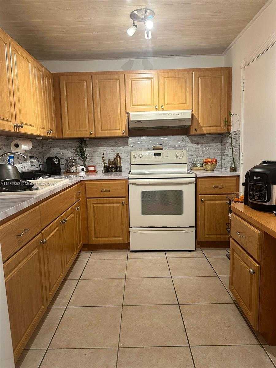 Small Image of 400 KINGS POINT DR #1208, Sunny Isles Beach Number 22