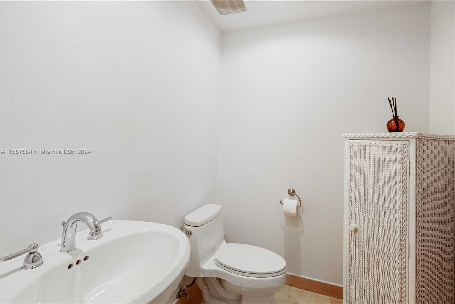 Small Image of 1830 SOUTH OCEAN DR #4204, Hallandale Beach Number 23