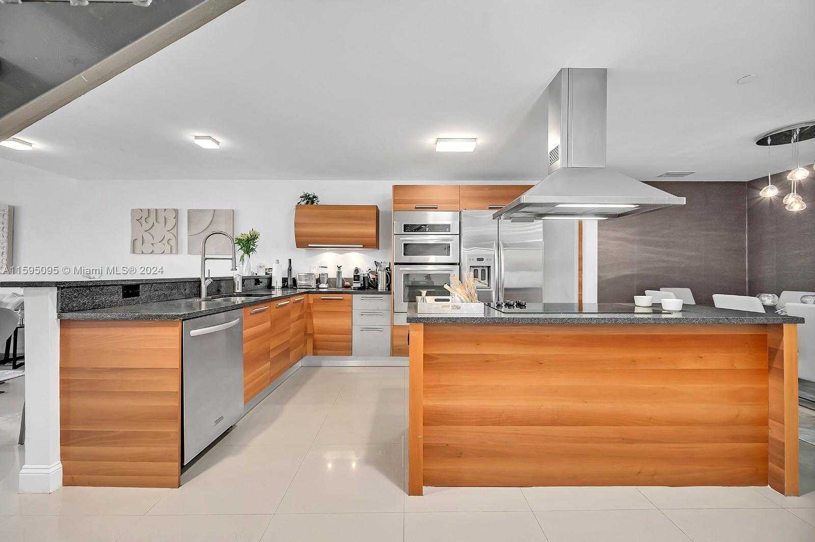 Small Image of Aventura Number 10