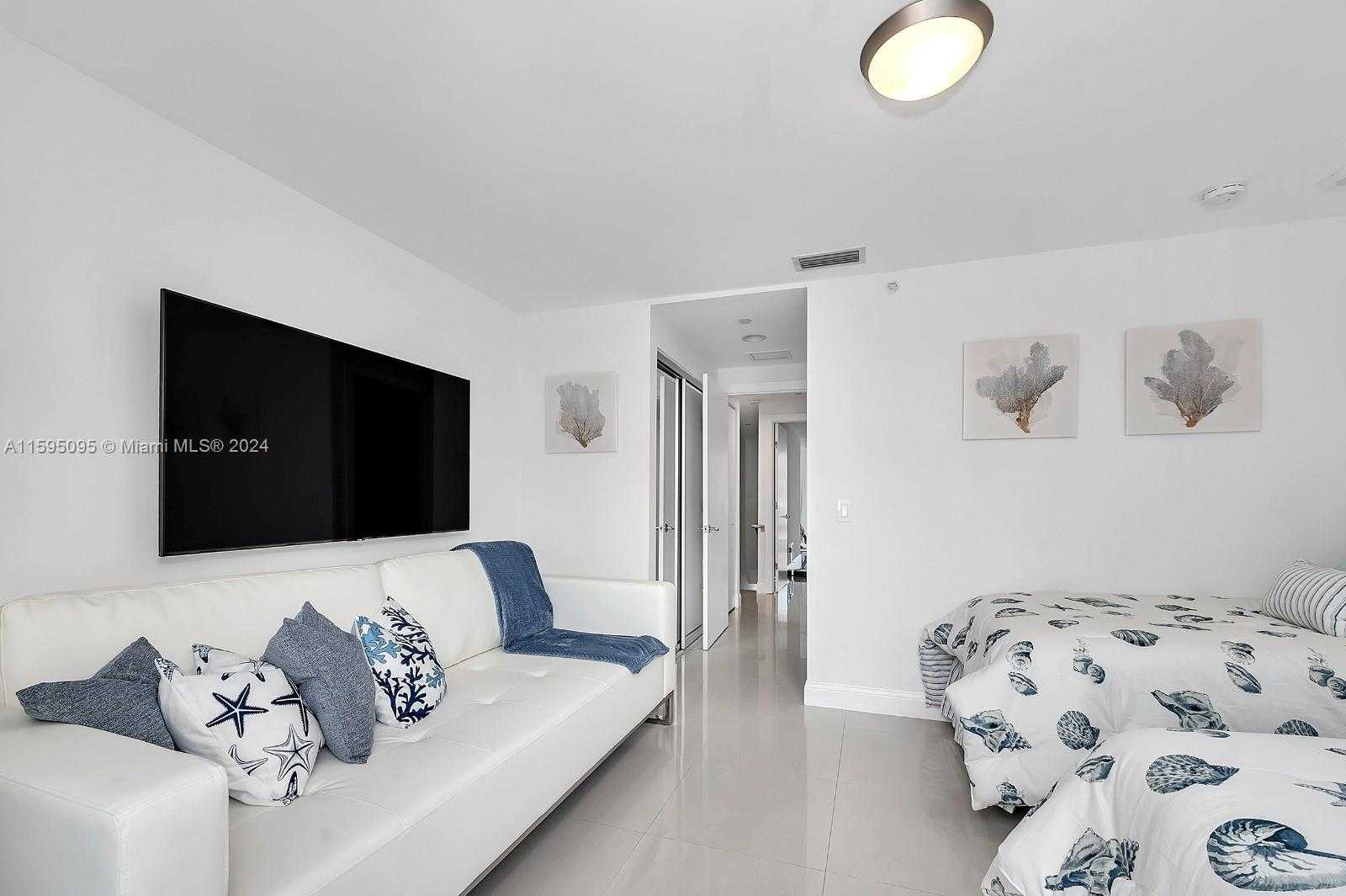 Small Image of Aventura Number 24
