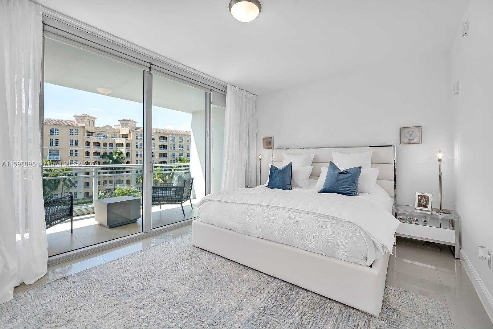 Small Image of Aventura Number 28