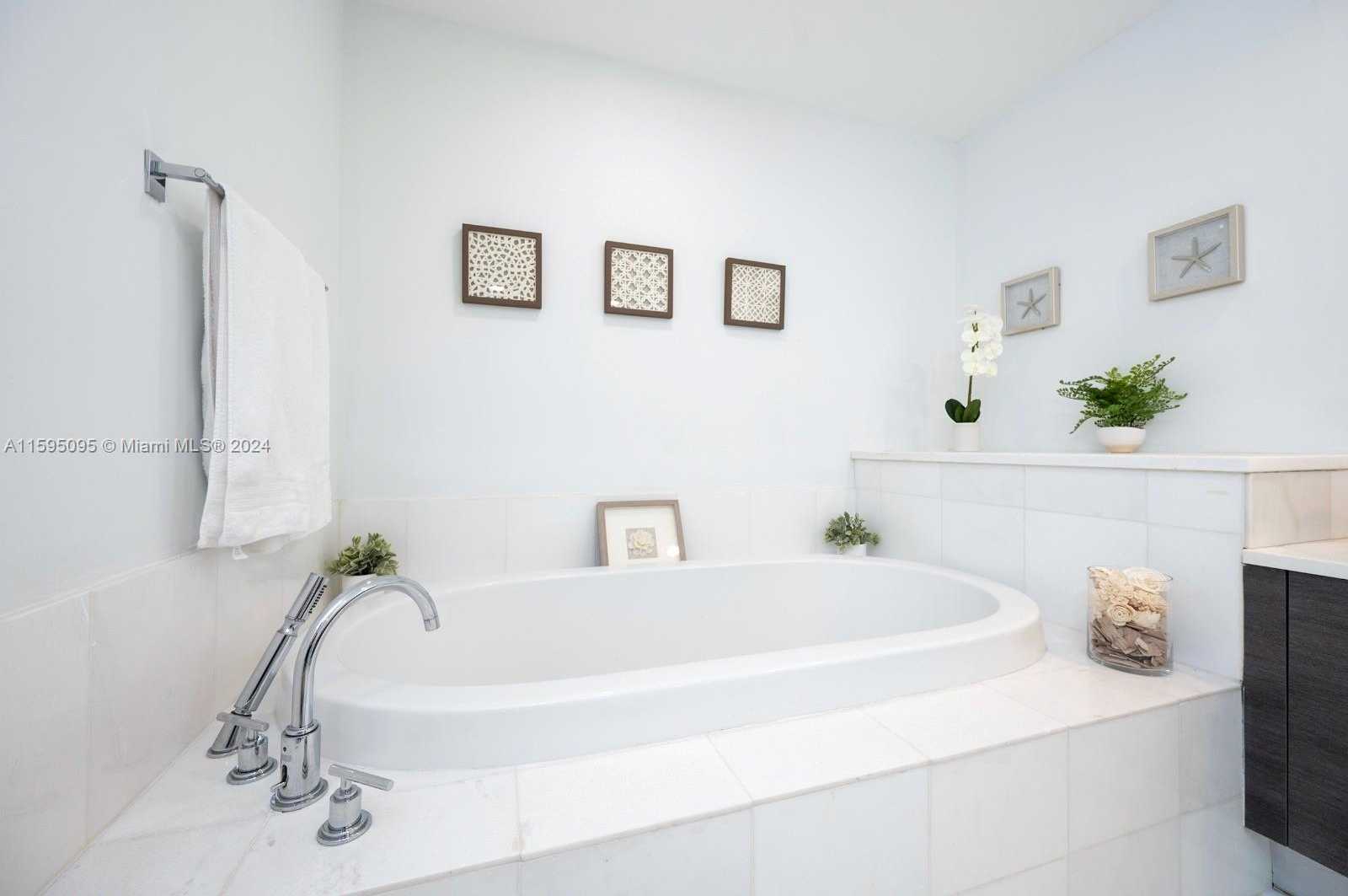 Small Image of Aventura Number 30