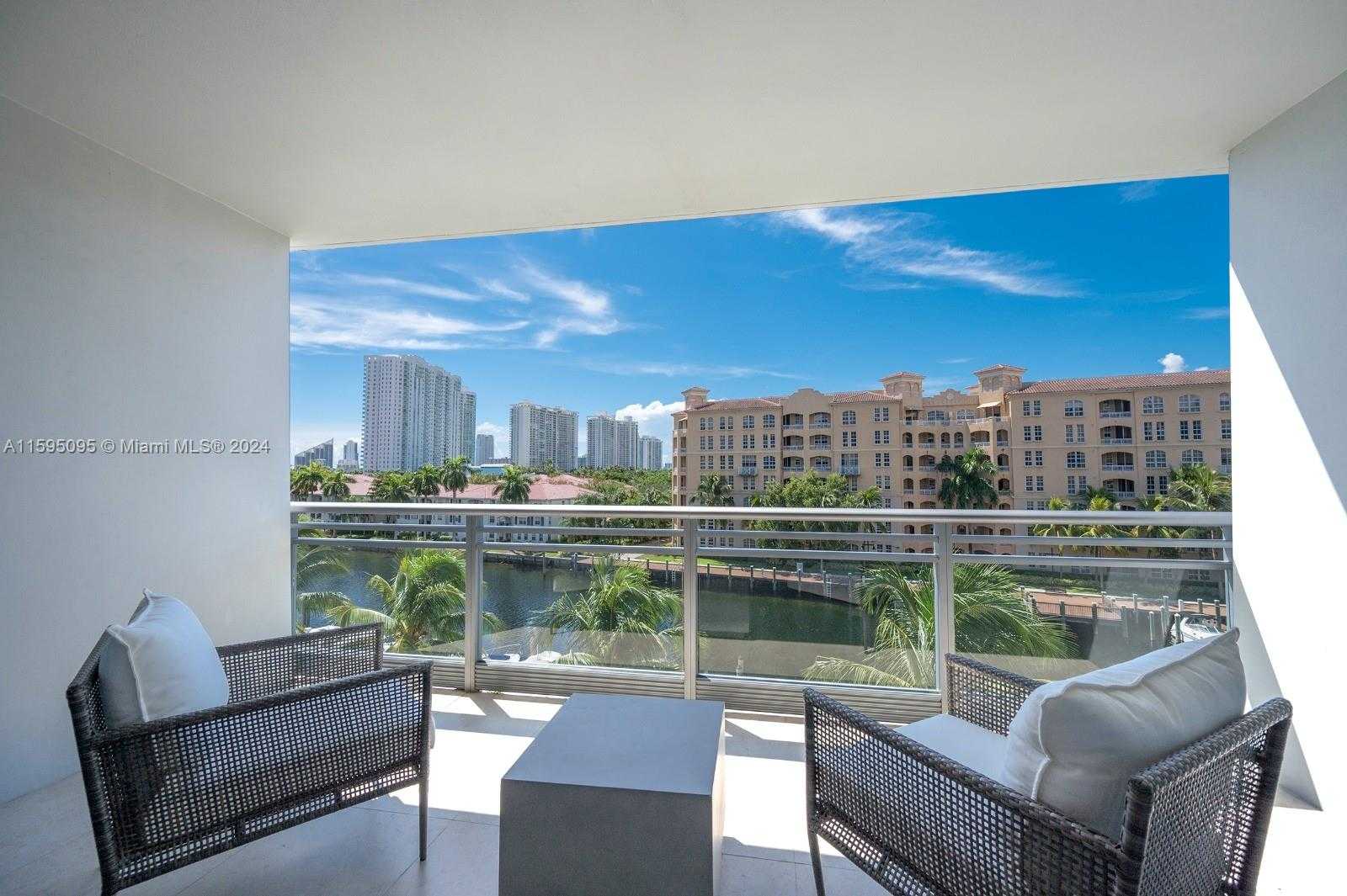 Small Image of Aventura Number 32