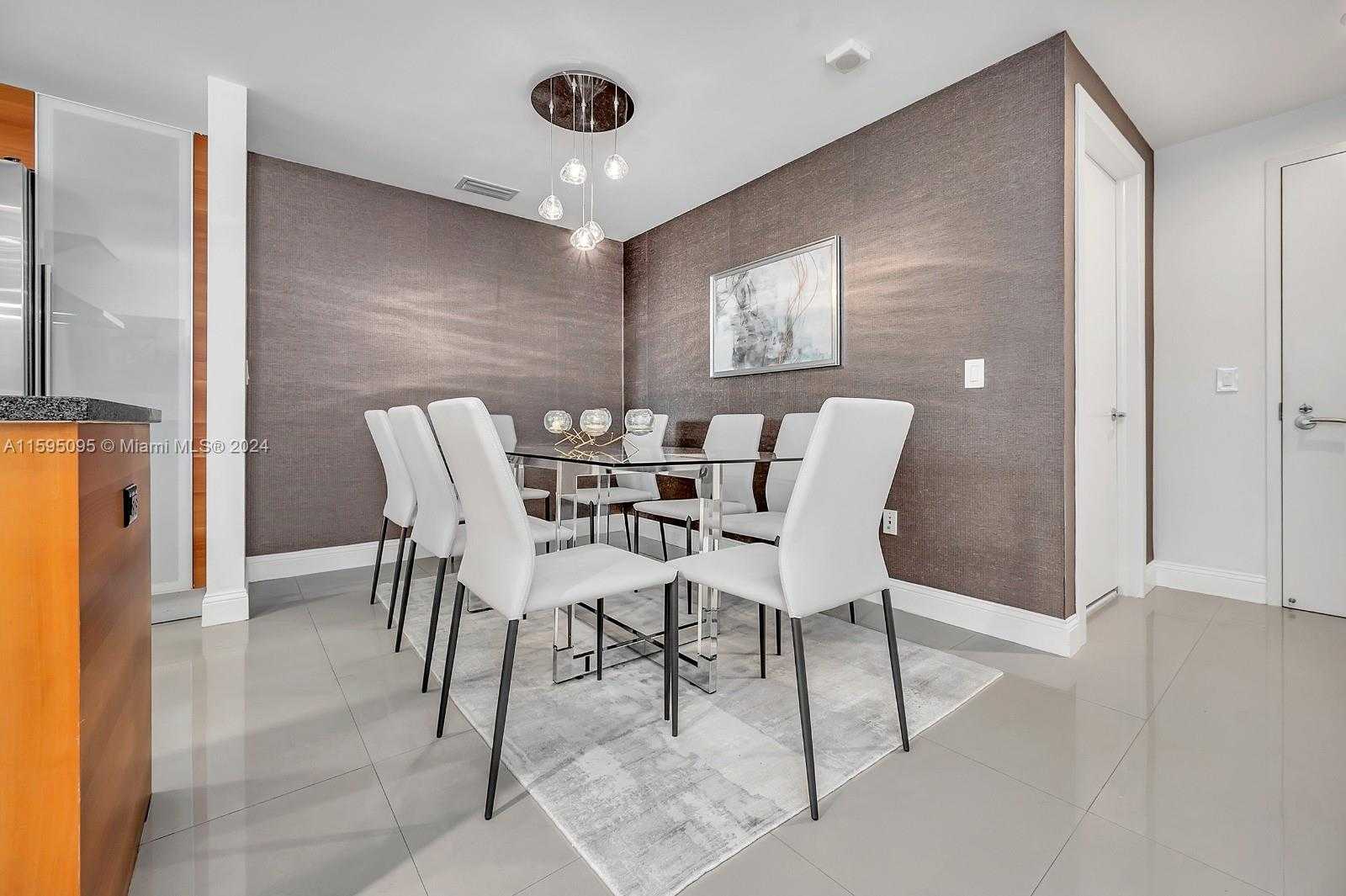 Small Image of Aventura Number 6