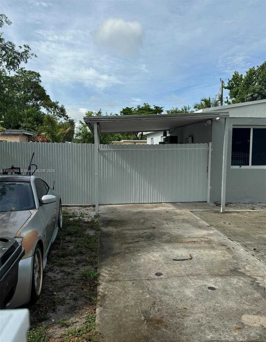 Small Image of 110 NW 120th Terrace, North Miami, FL 33168, USA Number 2