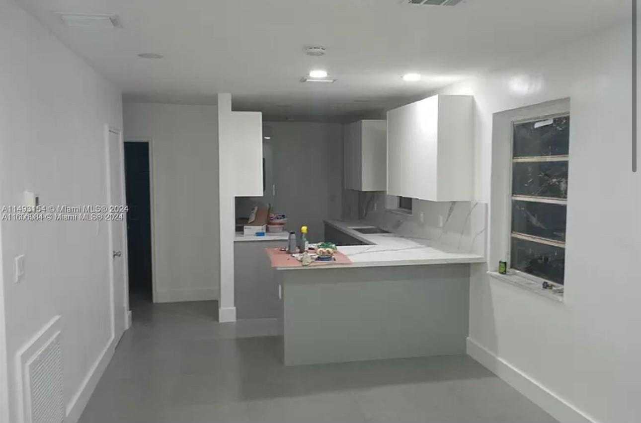 Small Image of 110 NW 120th Terrace, North Miami, FL 33168, USA Number 3