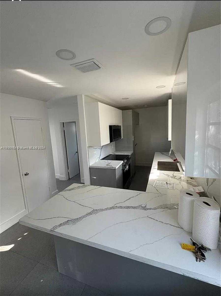 Small Image of 110 NW 120th Terrace, North Miami, FL 33168, USA Number 4