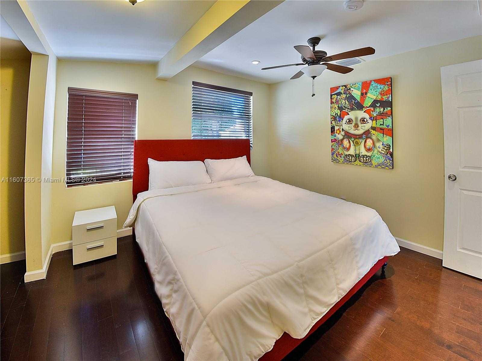 Small Image of Hollywood Number 8