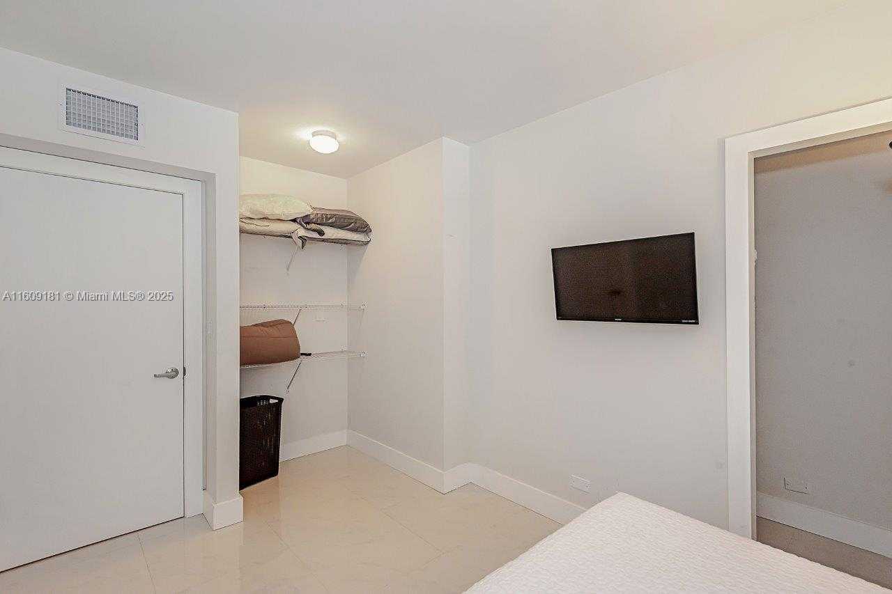 Small Image of 2301 Collins Ave, Miami Beach, FL 33139, USA Number 18
