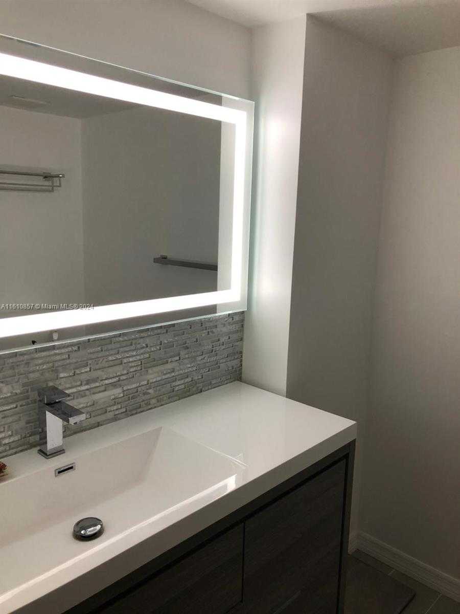 Small Image of 2401 Collins Ave, Miami Beach, FL 33140, USA Number 13