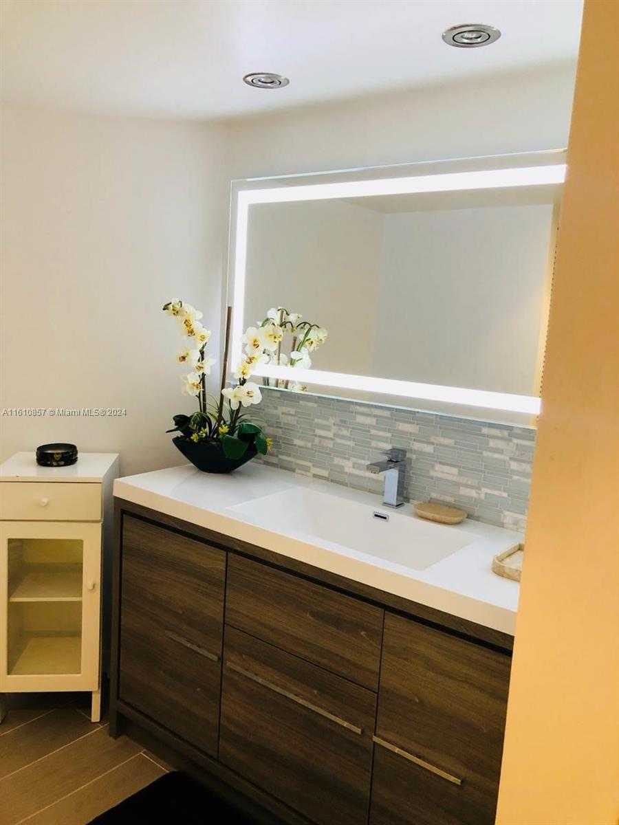 Small Image of 2401 Collins Ave, Miami Beach, FL 33140, USA Number 16