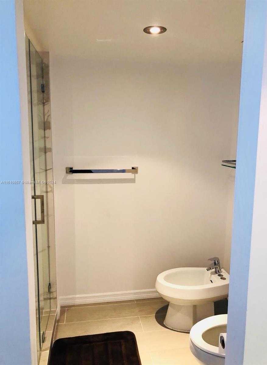 Small Image of 2401 Collins Ave, Miami Beach, FL 33140, USA Number 18