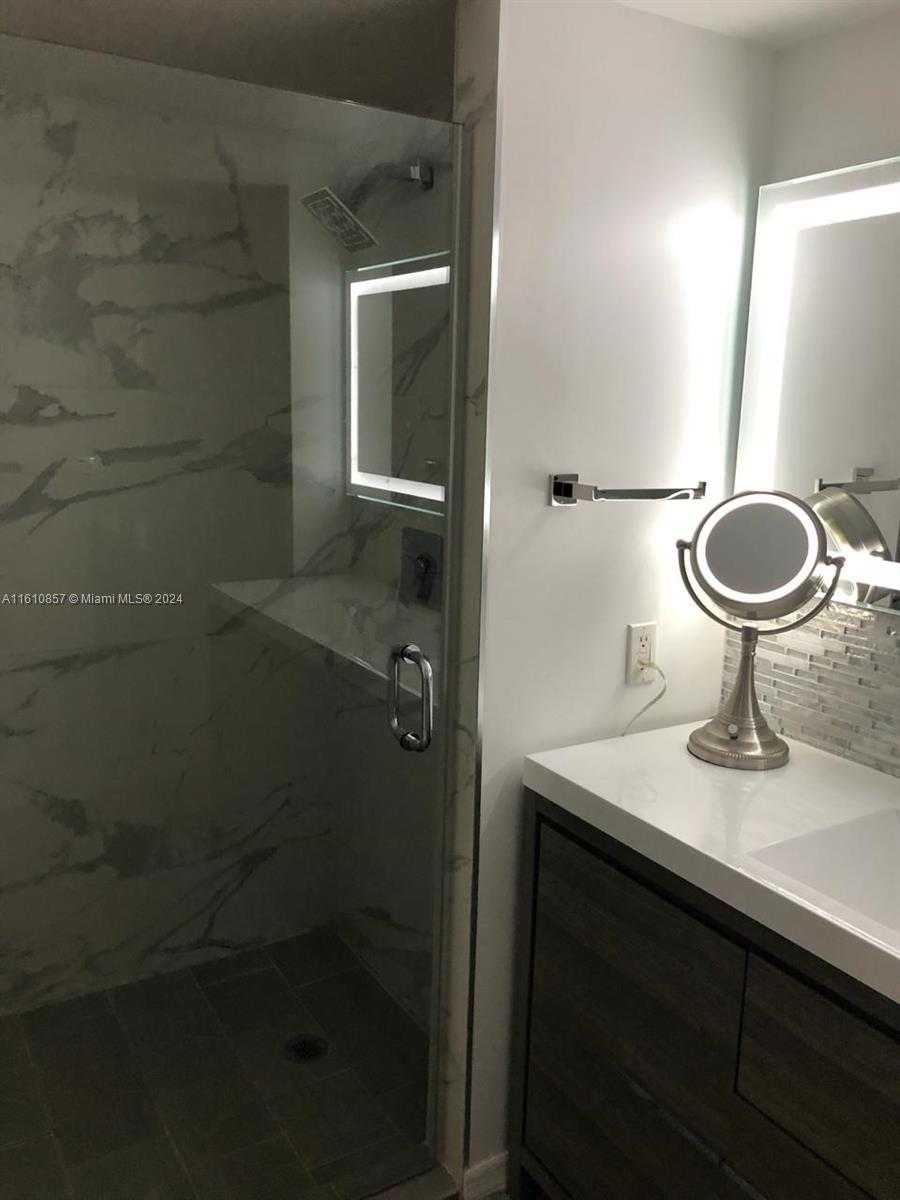 Small Image of 2401 Collins Ave, Miami Beach, FL 33140, USA Number 19