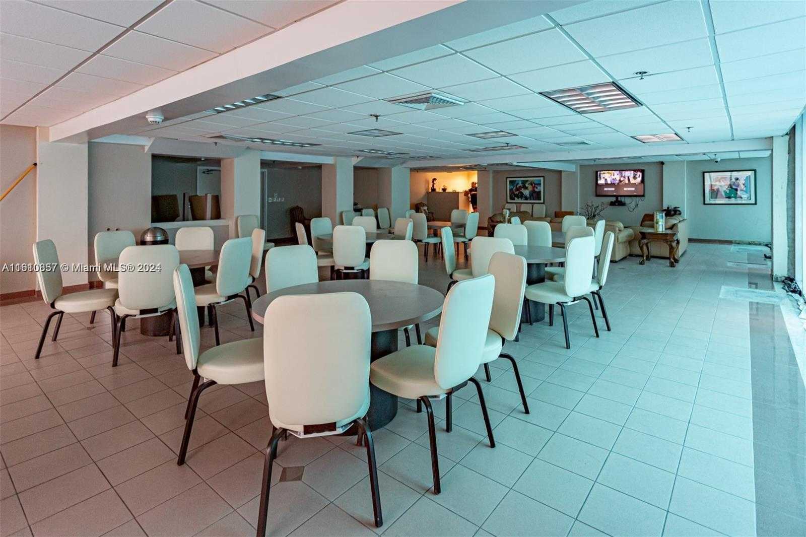 Small Image of 2401 Collins Ave, Miami Beach, FL 33140, USA Number 25