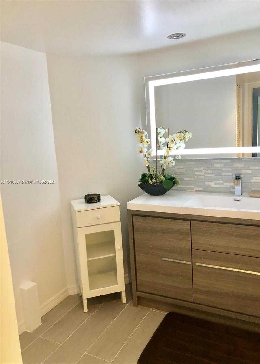 Small Image of 2401 Collins Ave, Miami Beach, FL 33140, USA Number 27