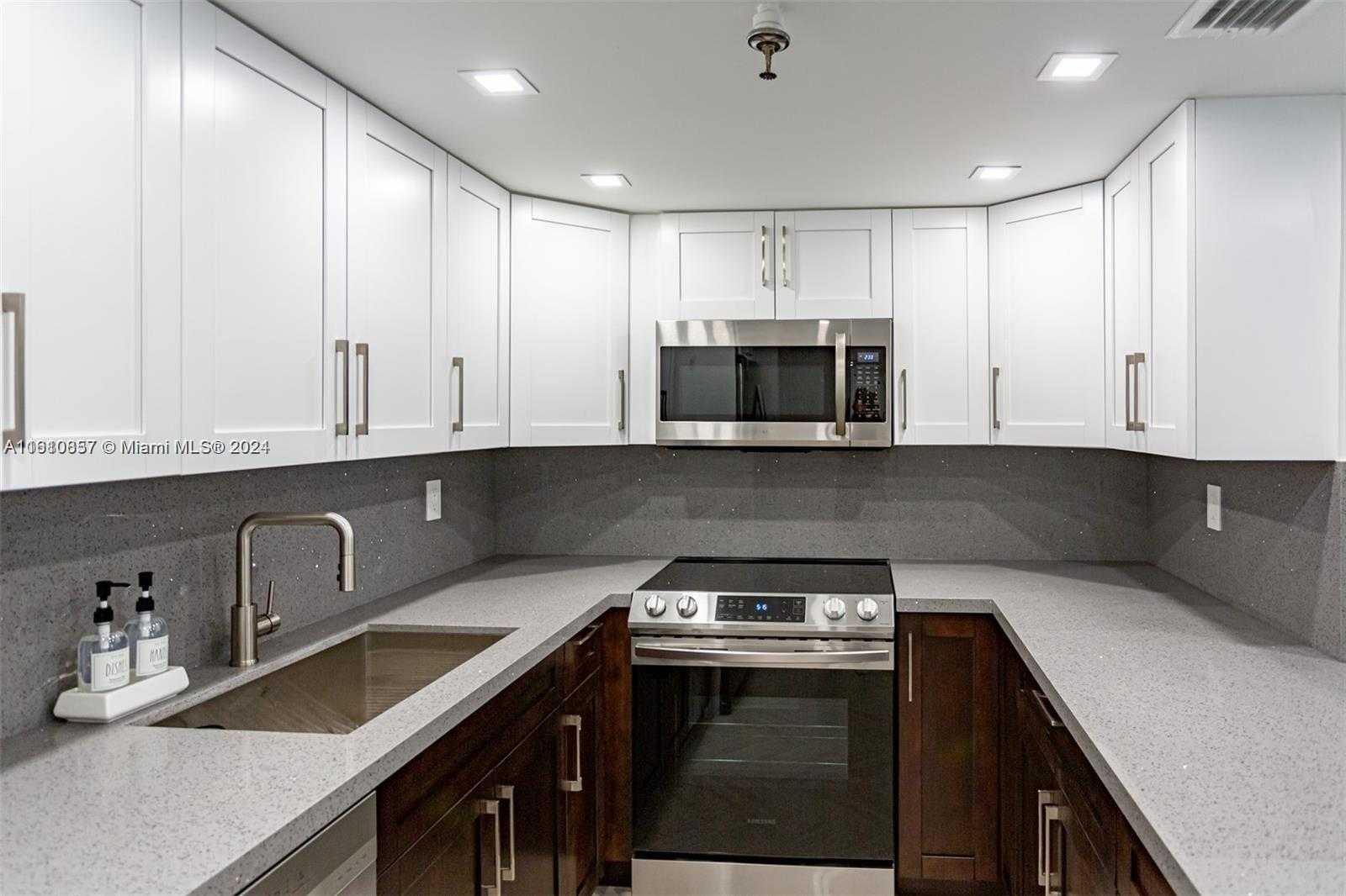 Small Image of 2401 Collins Ave, Miami Beach, FL 33140, USA Number 7