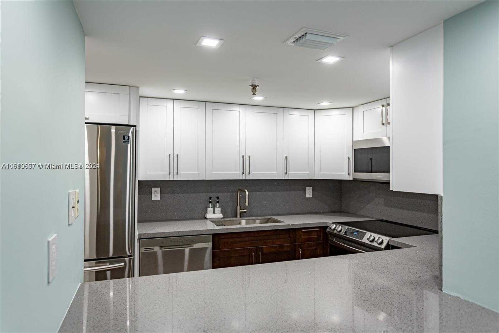 Small Image of 2401 Collins Ave, Miami Beach, FL 33140, USA Number 8
