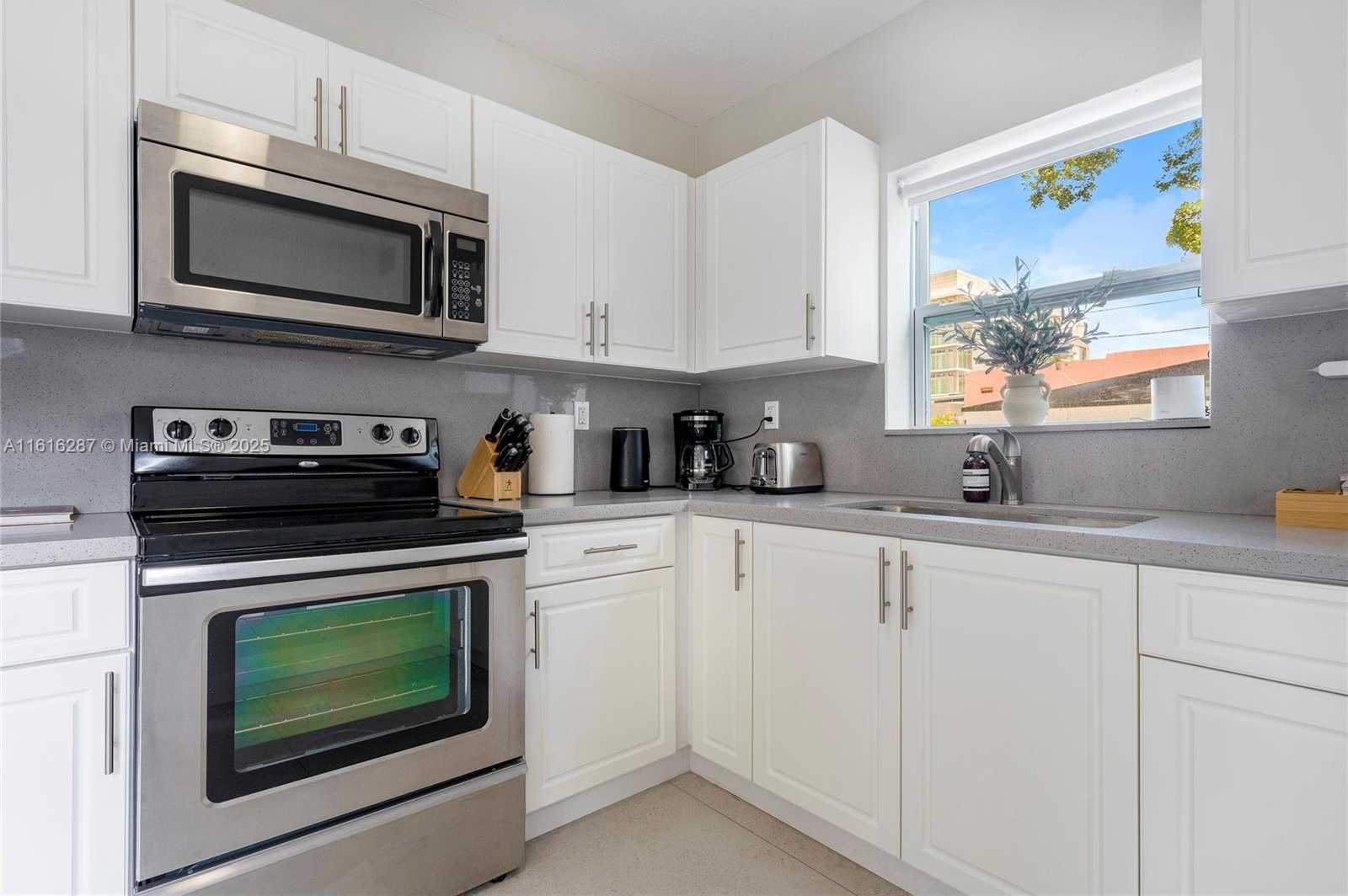 Small Image of 968 NORTH EAST 80TH ST, Miami Number 14