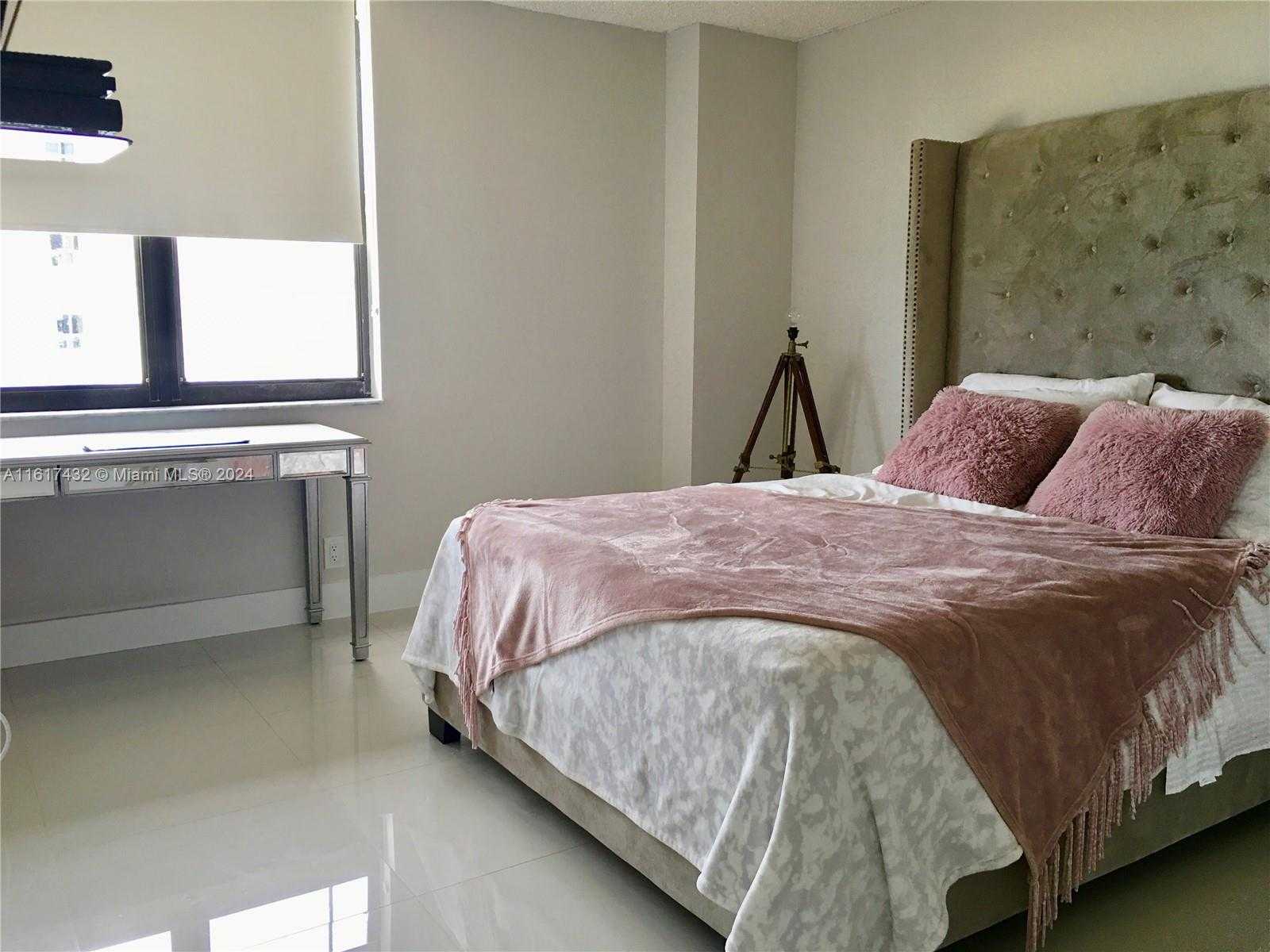 Small Image of 2555 COLLINS AVE #1711, Miami Beach Number 8