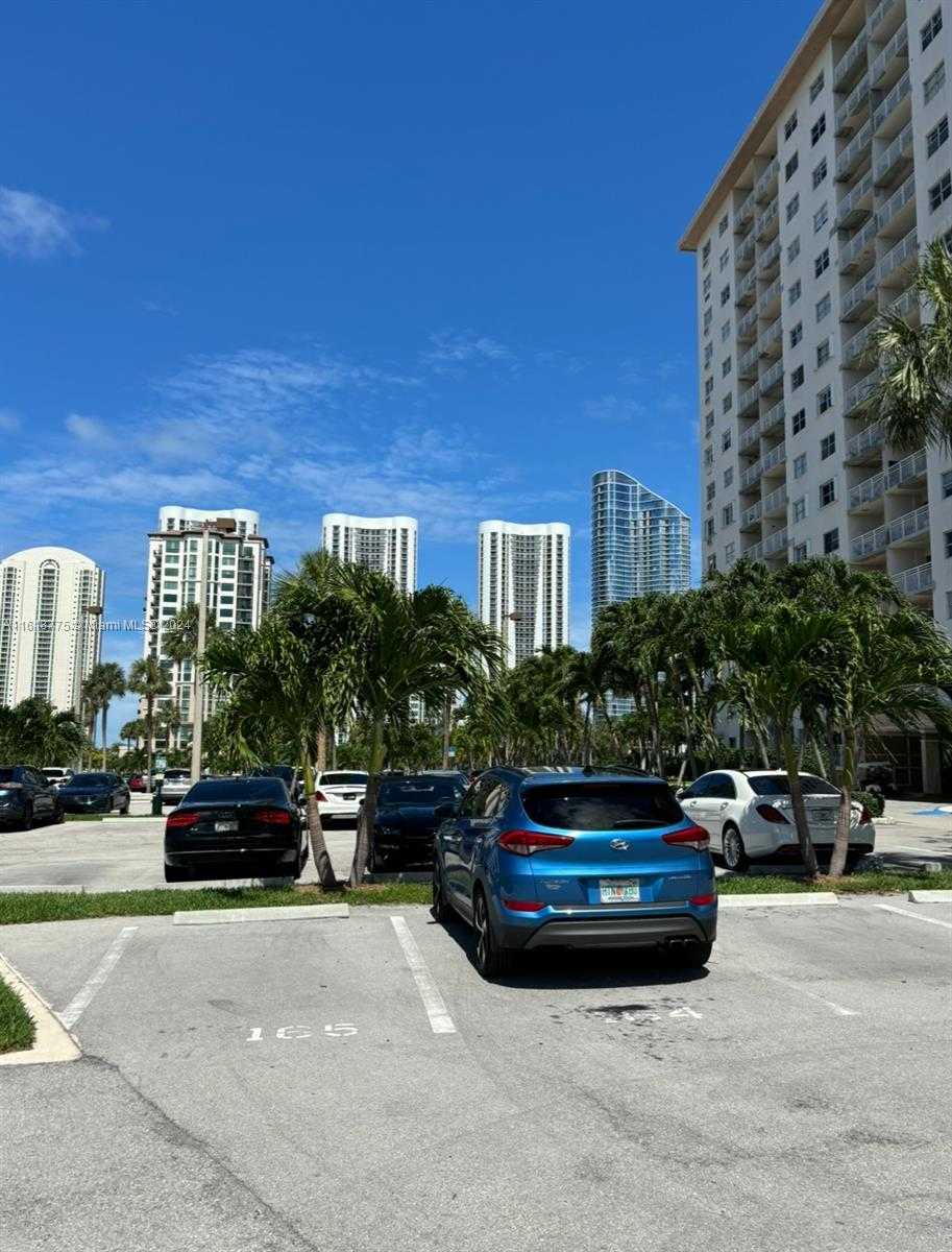 Small Image of 400 KINGS POINT DR #309, Sunny Isles Beach Number 5