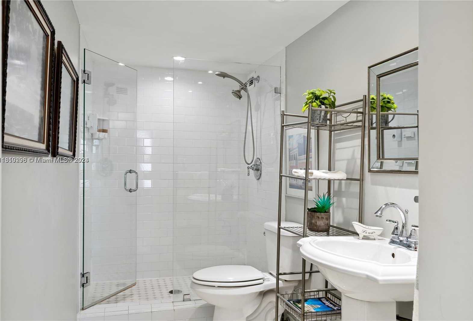Small Image of 5401 COLLINS AVE #1123, Miami Beach Number 30