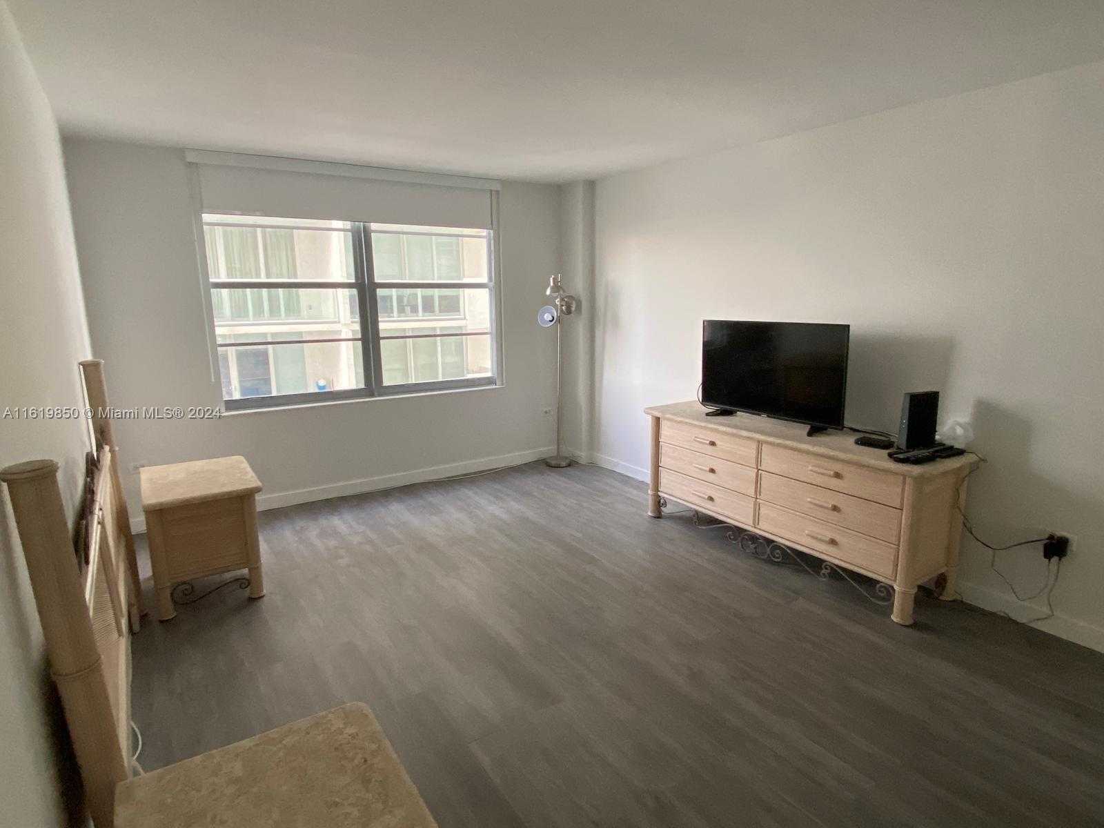 Small Image of 5555 COLLINS AVE #10B, Miami Beach Number 3