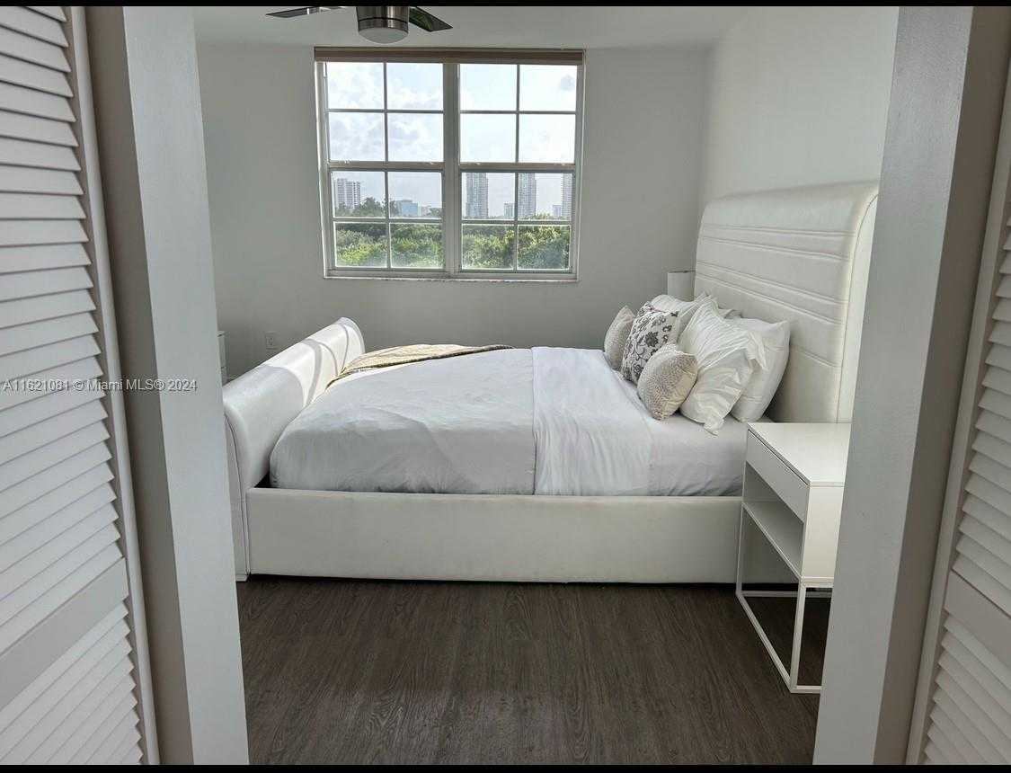 Small Image of 19999 E Country Club Dr, Aventura, FL 33180, USA Number 8