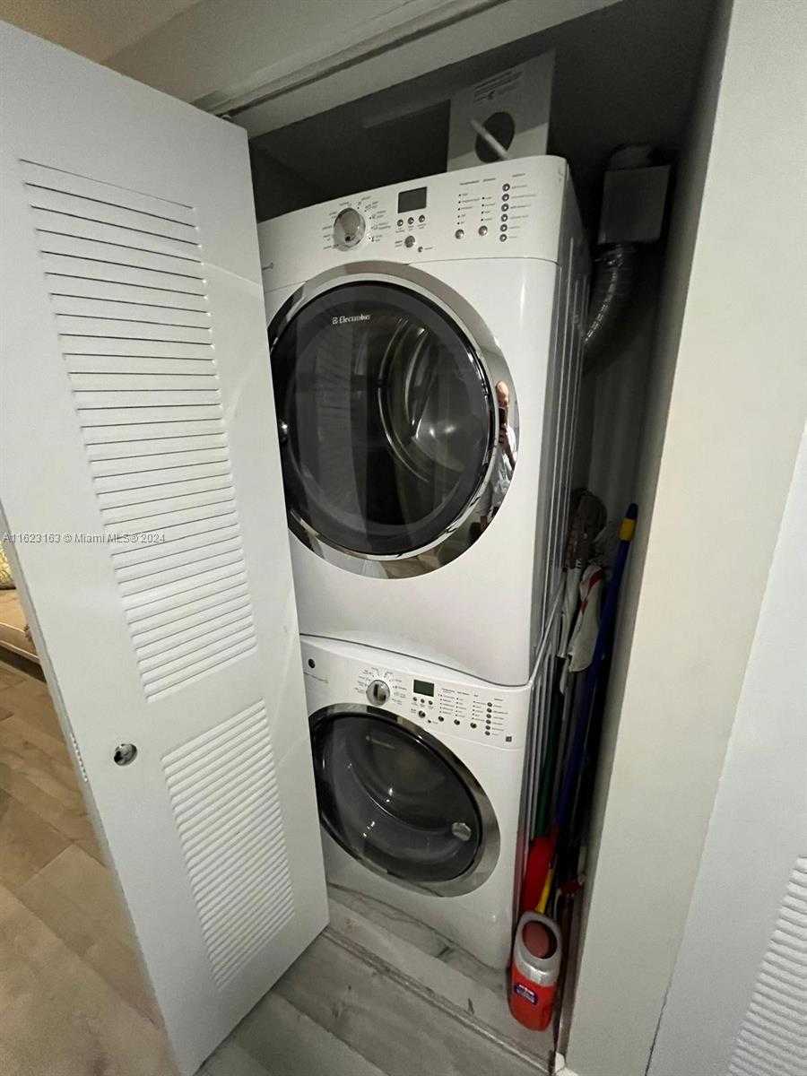 Small Image of 6620 INDIAN CREEK DR #509, Miami Beach Number 31