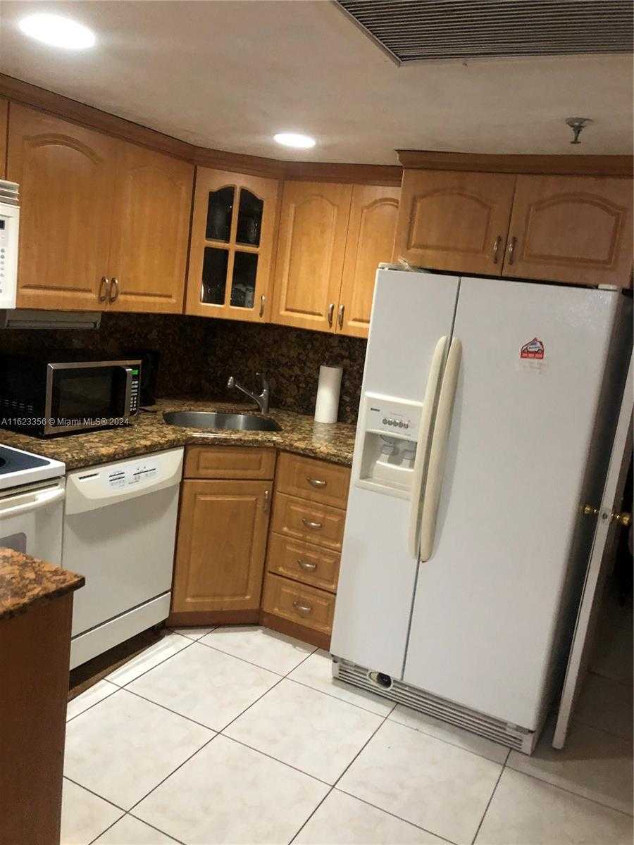 Small Image of 5445 COLLINS AVE #TH-7, Miami Beach Number 4