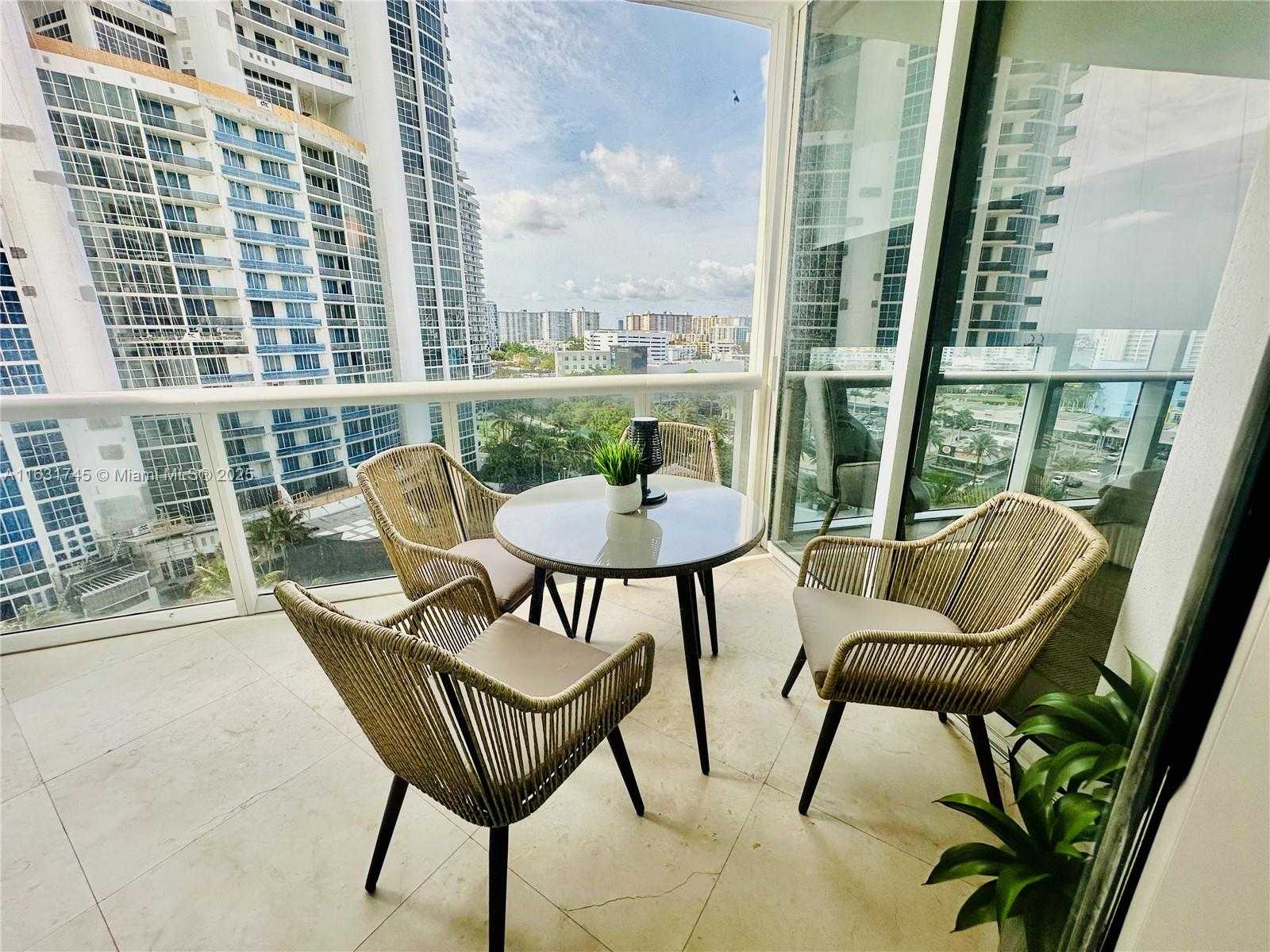 Small Image of Trump Royale, 18201 Collins Ave, Sunny Isles Beach, FL 33160, USA Number 2