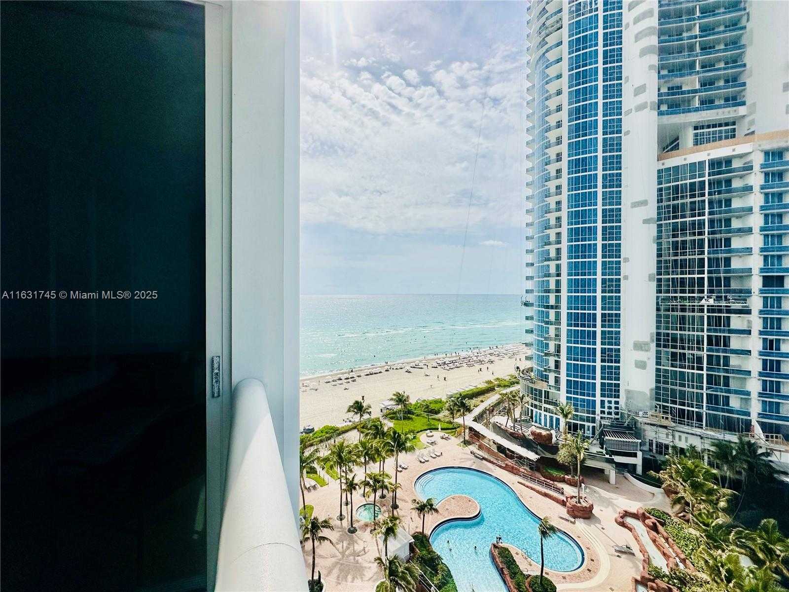 Small Image of Trump Royale, 18201 Collins Ave, Sunny Isles Beach, FL 33160, USA Number 3