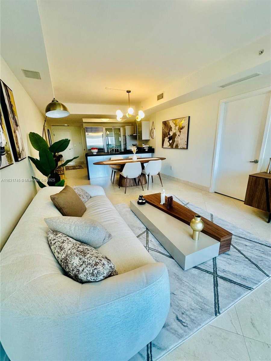 Small Image of Trump Royale, 18201 Collins Ave, Sunny Isles Beach, FL 33160, USA Number 4