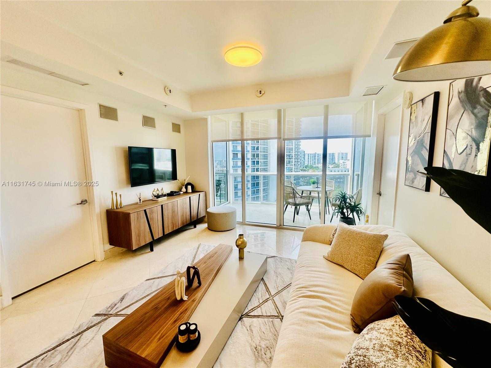Small Image of Trump Royale, 18201 Collins Ave, Sunny Isles Beach, FL 33160, USA Number 6