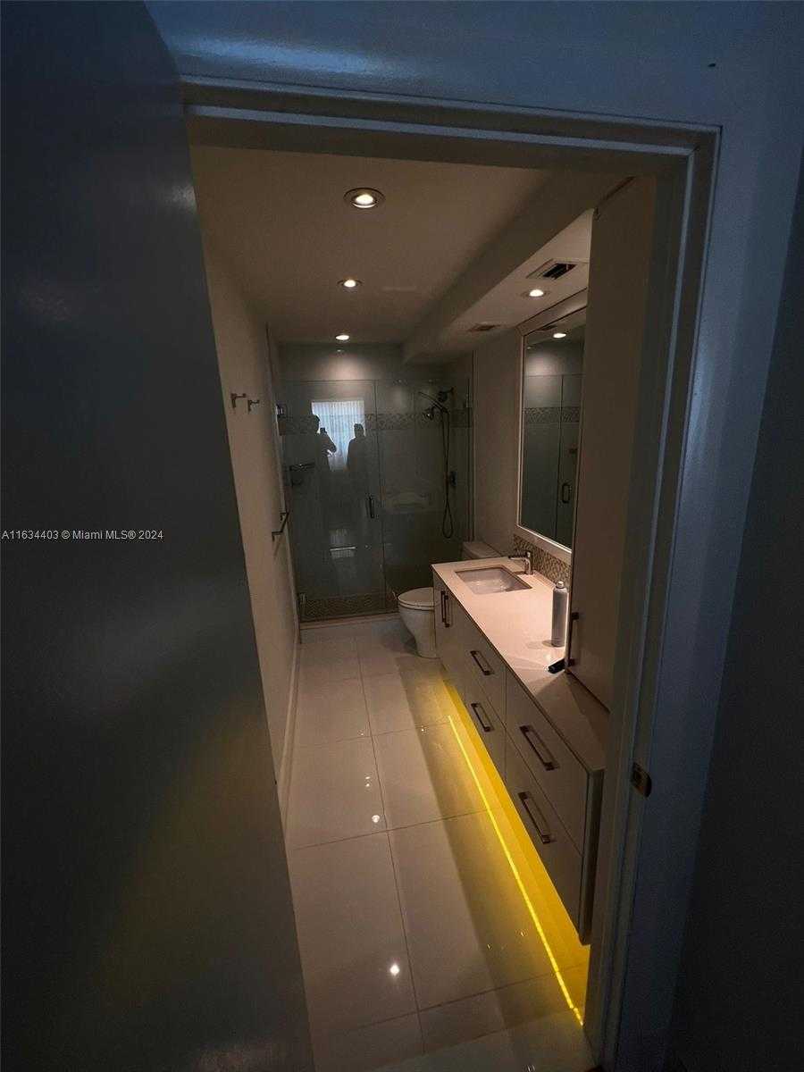 Small Image of 500 BAYVIEW DR #1021, Sunny Isles Beach Number 13