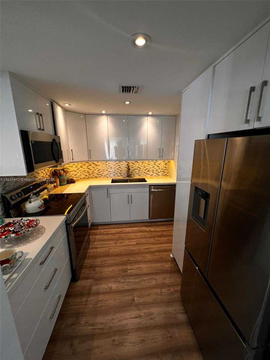 Small Image of 500 BAYVIEW DR #1021, Sunny Isles Beach Number 2