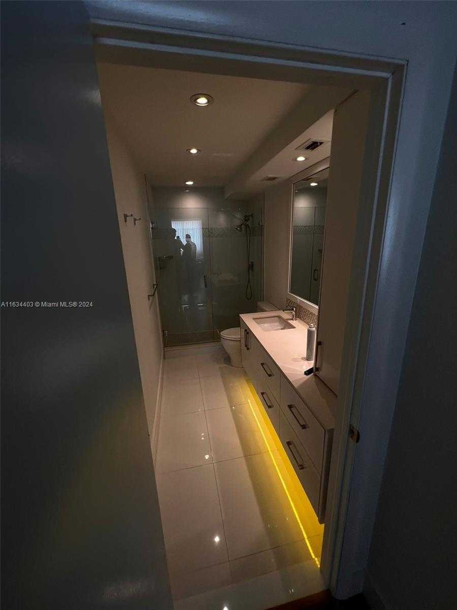 Small Image of 500 BAYVIEW DR #1021, Sunny Isles Beach Number 25