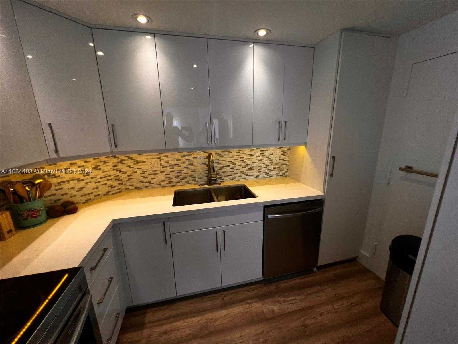 Small Image of 500 BAYVIEW DR #1021, Sunny Isles Beach Number 3