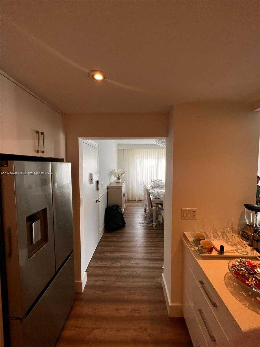 Small Image of 500 BAYVIEW DR #1021, Sunny Isles Beach Number 4
