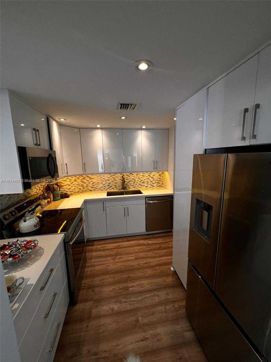 Small Image of 500 BAYVIEW DR #1021, Sunny Isles Beach Number 5