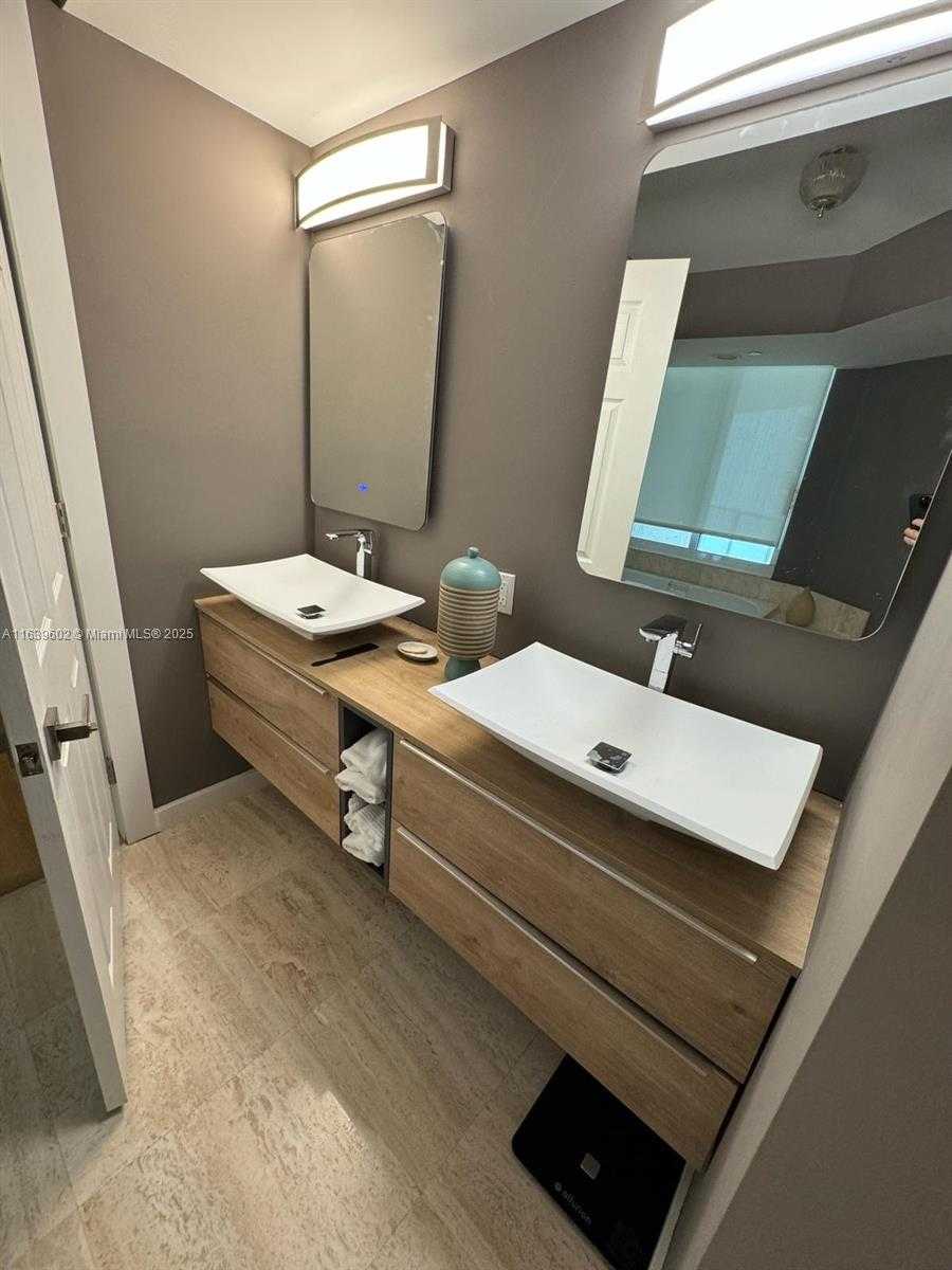 Small Image of 18671 COLLINS AVE #2404, Sunny Isles Beach Number 4