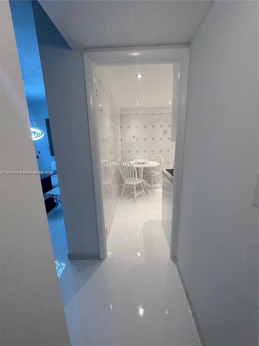 Small Image of 5555 COLLINS AVE #7T, Miami Beach Number 14